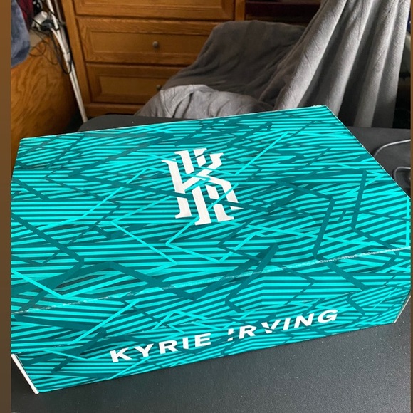 Kyrie 3 Mens Bruce Lee - Picture 3 of 7